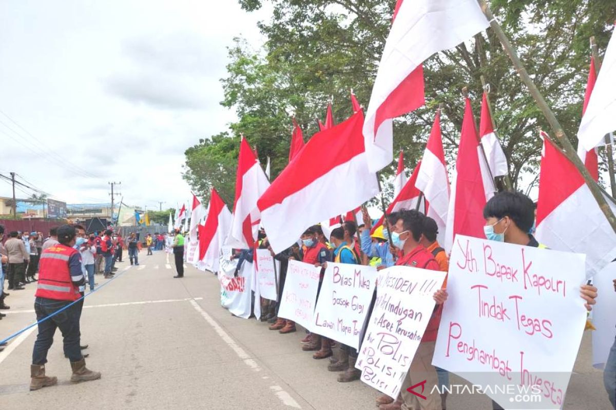 Ratusan karyawan PT BEP gelar aksi di depan Mapolres Kukar