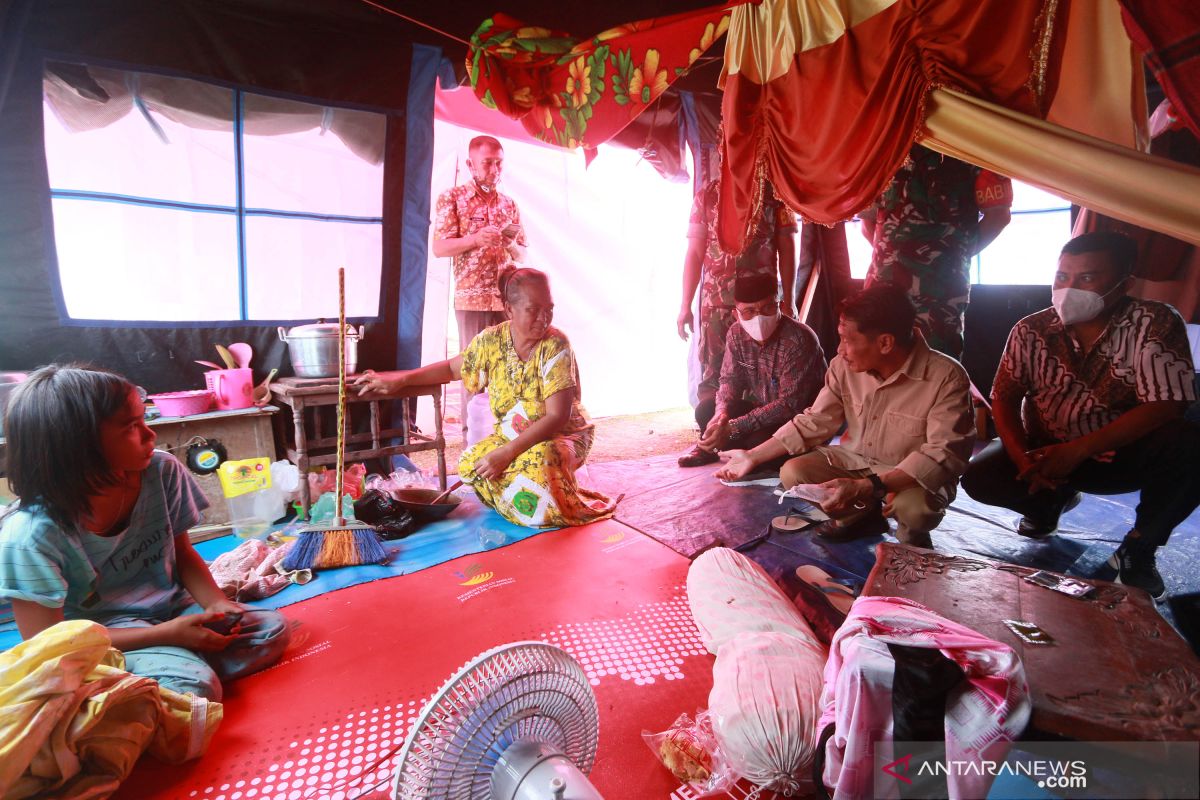 Bupati Gorontalo serahkan bantuan beras bagi korban luapan Danau Limboto