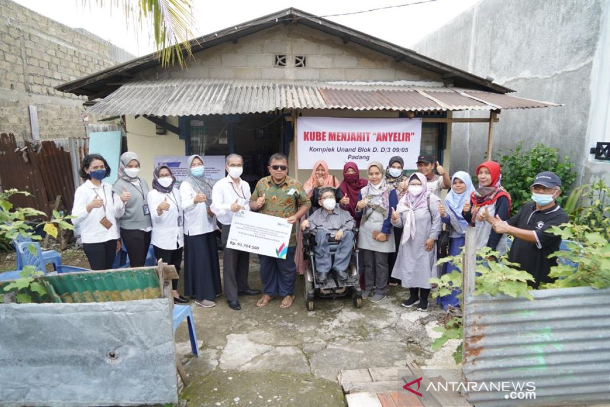 Berdayakan disabilitas, PLN Sumbar serahkan bantuan kepada PPDI