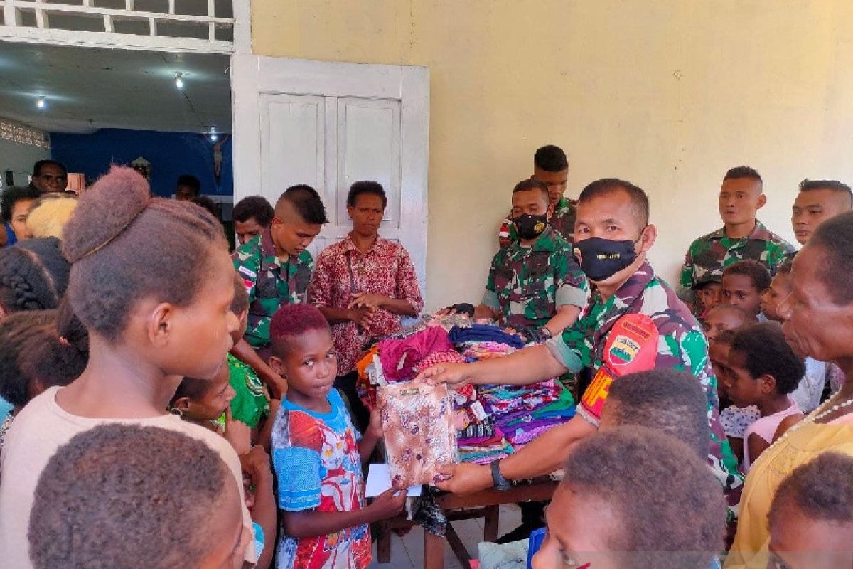 Papua Merauke's TNI soldiers donate items of clothing for Christmas