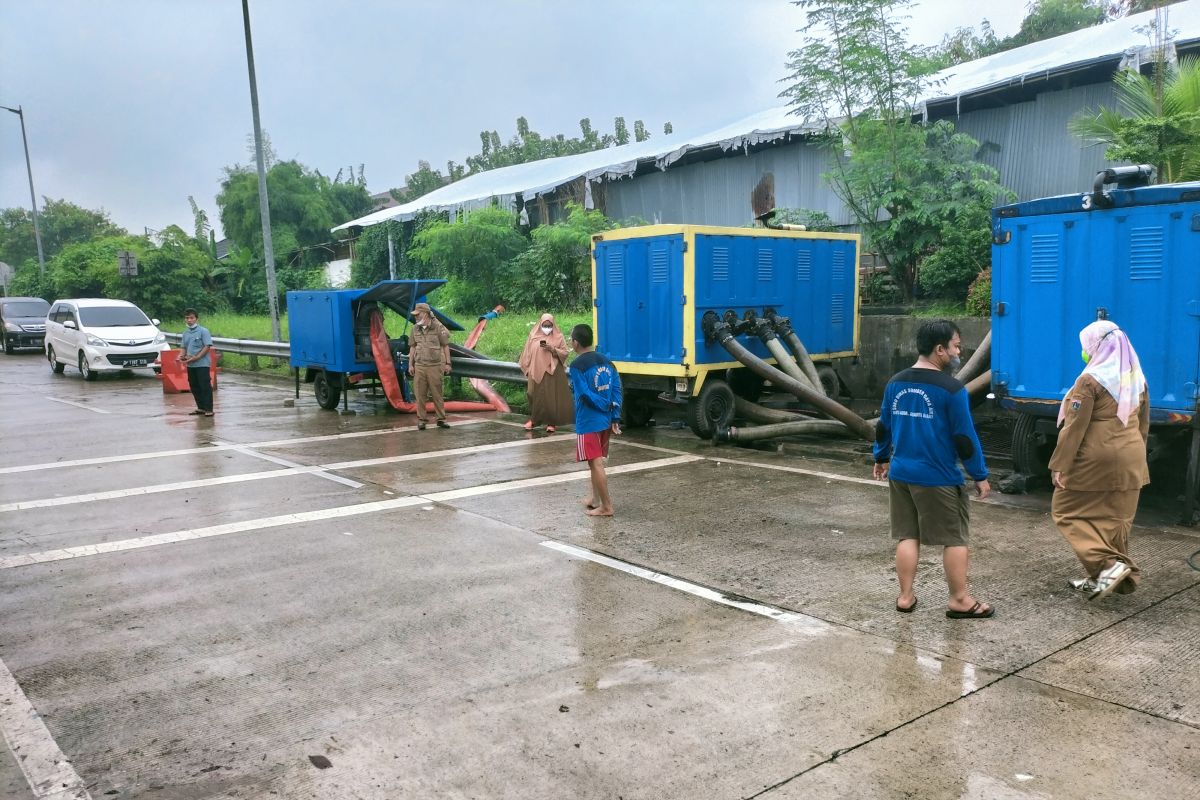 Lima pompa air disiagakan untuk antisipasi banjir di kolong tol Meruya