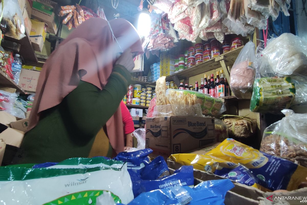 Pedagang pasar di Palembang keluhkan kenaikan harga minyak goreng