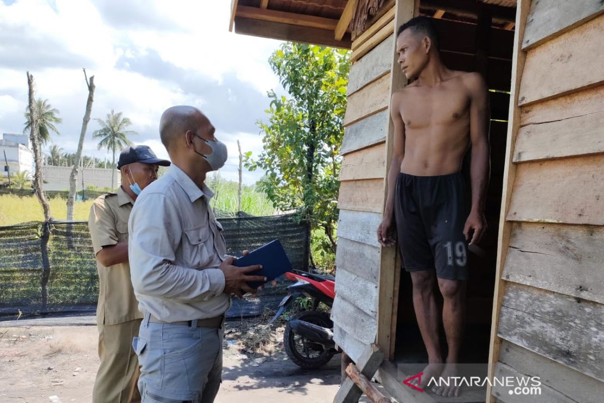 Polisi sampai bujuk warga Suku Akit agar mau divaksin