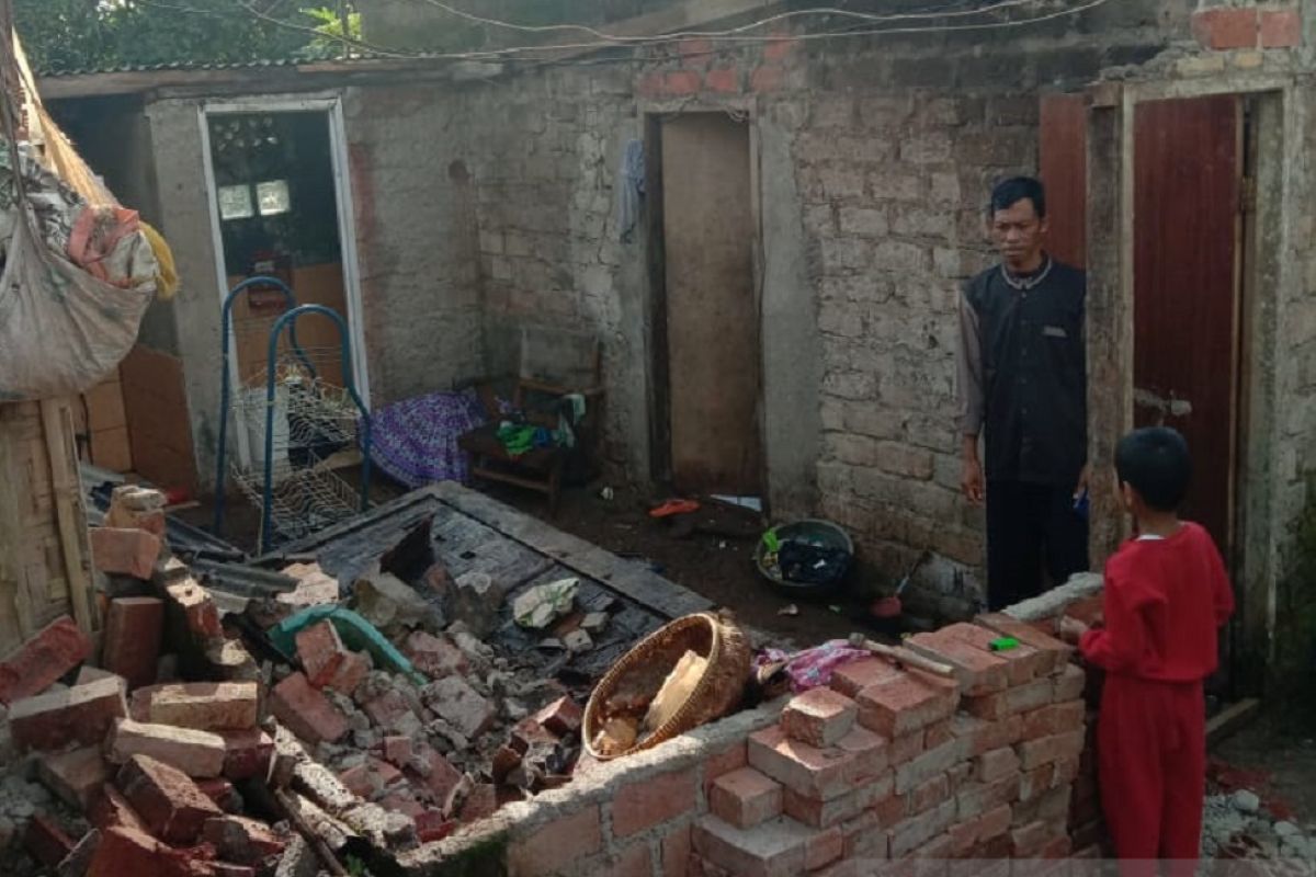 Angin kencang akbatkan rumah warga di Simpenan Sukabumi ambruk
