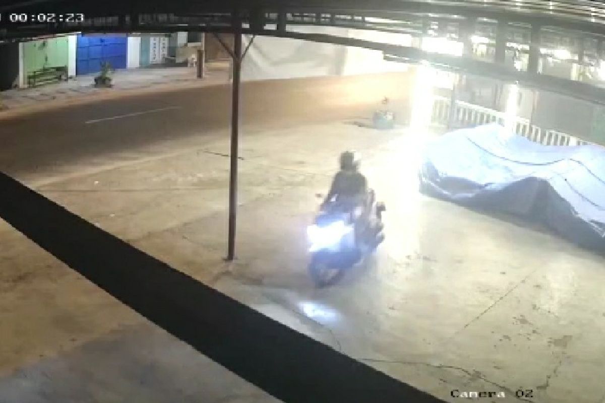 Motor pengunjung kafe TJ Lubukpakam dibawa kabur komplotan maling, aksi terekam CCTV