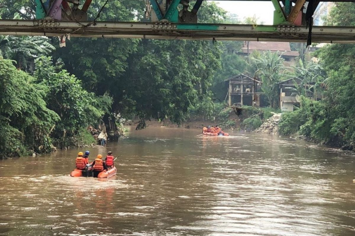 Tim SAR gabungan lanjutkan pencarian bocah tenggelam di Kali Ciliwung