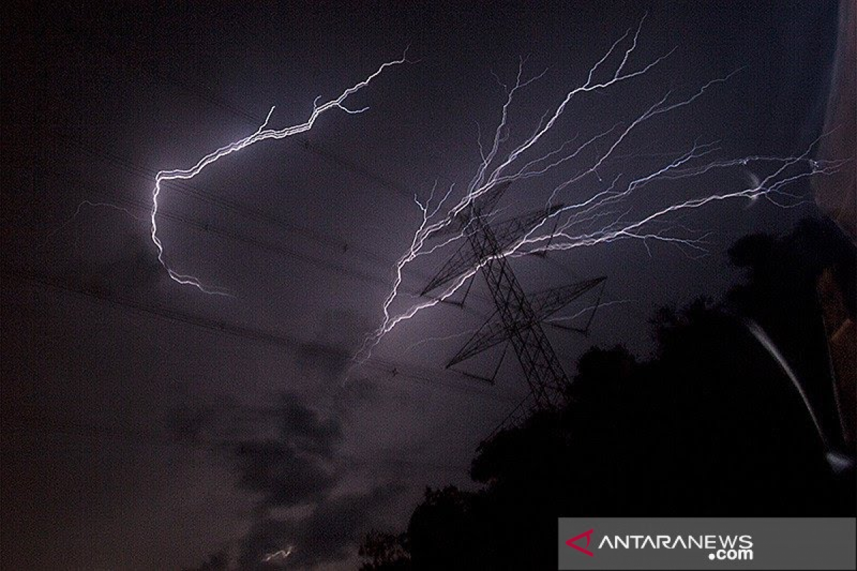 Warga DKI diimbau waspadai hujan dan petir pada Senin malam