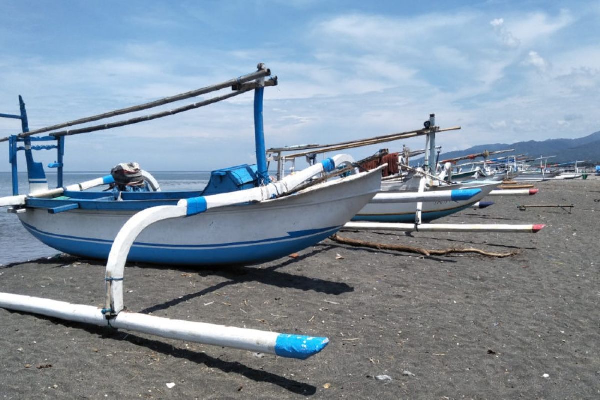 Belasan perahu nelayan Kota Mataram rusak akibat cuaca ekstrem