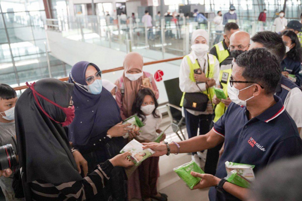 Menparekraf ke bandara pantau penerapan prokes