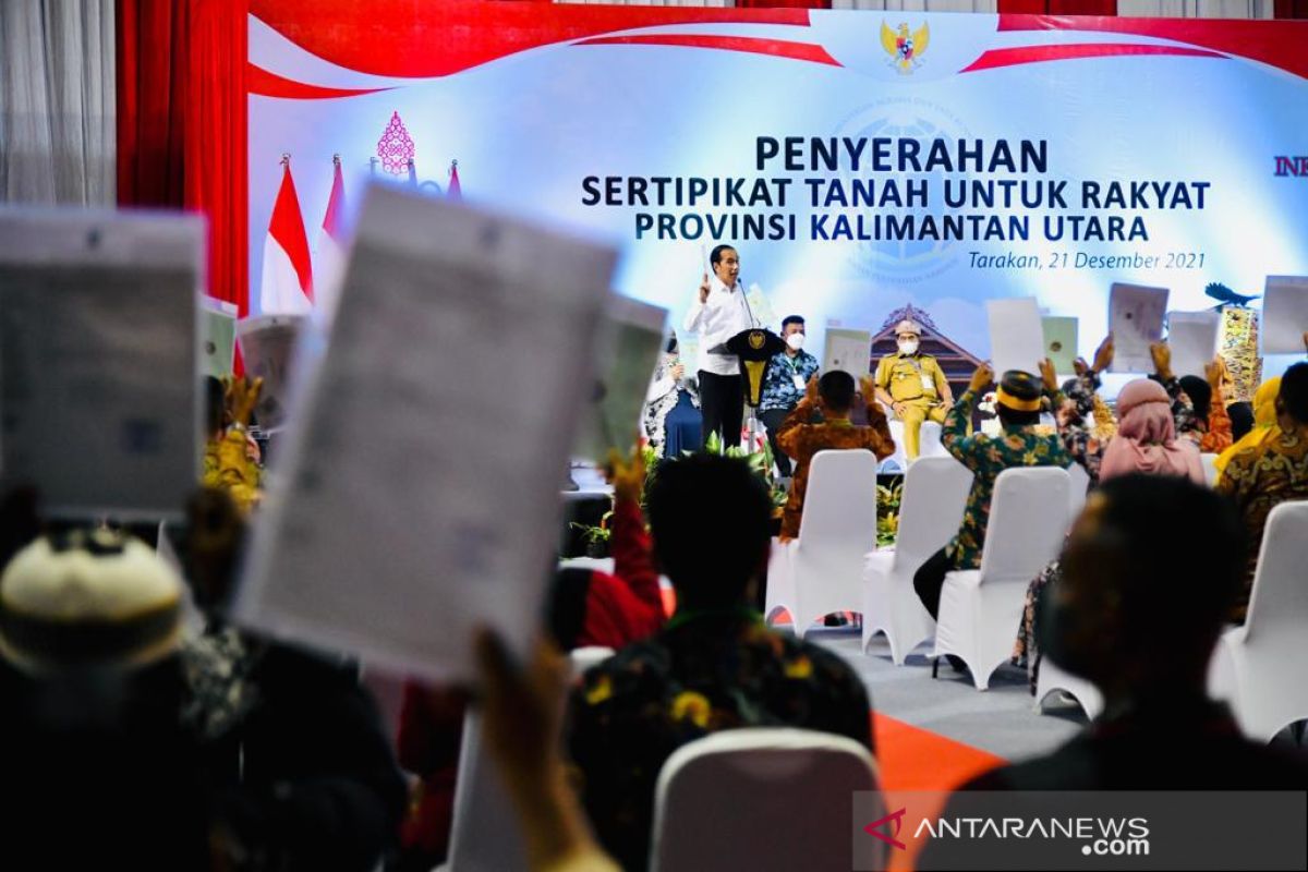 President distributes 13,455 land certificates in N Kalimantan