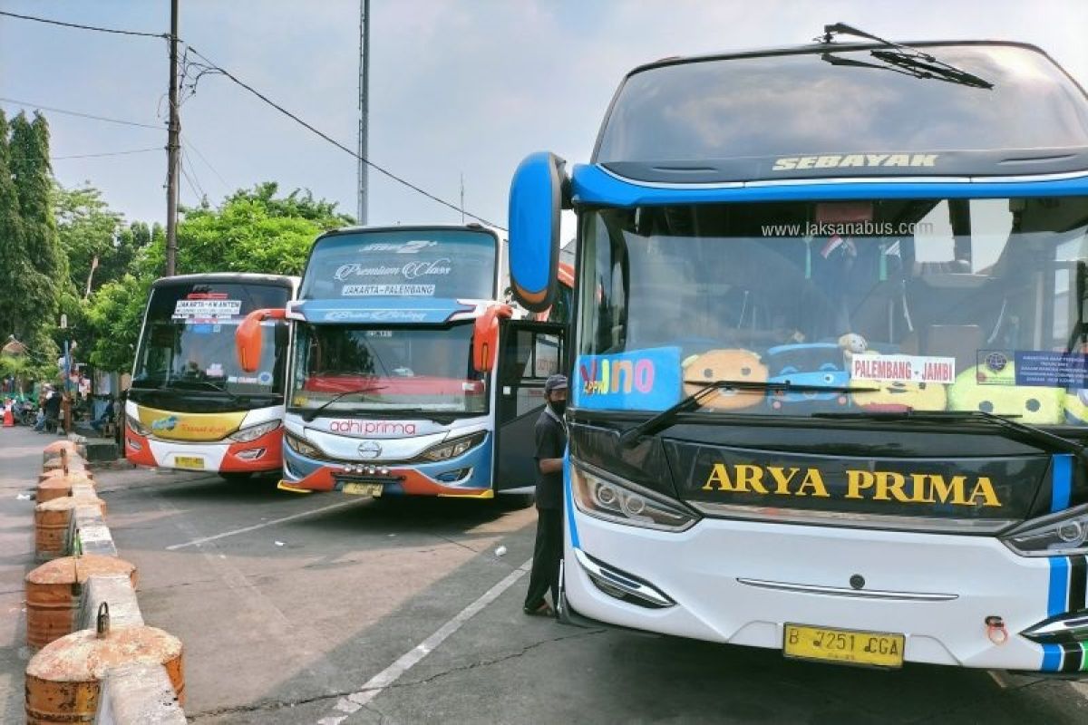 Penumpang bus di Terminal Kalideres mulai meningkat jelang libur Natal