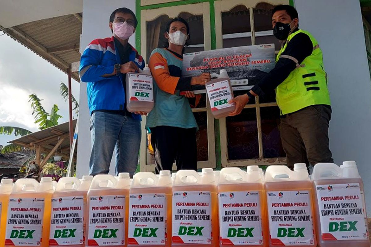 Pertamina Cilacap salurkan BBM untuk sukarelawan penanganan erupsi Semeru