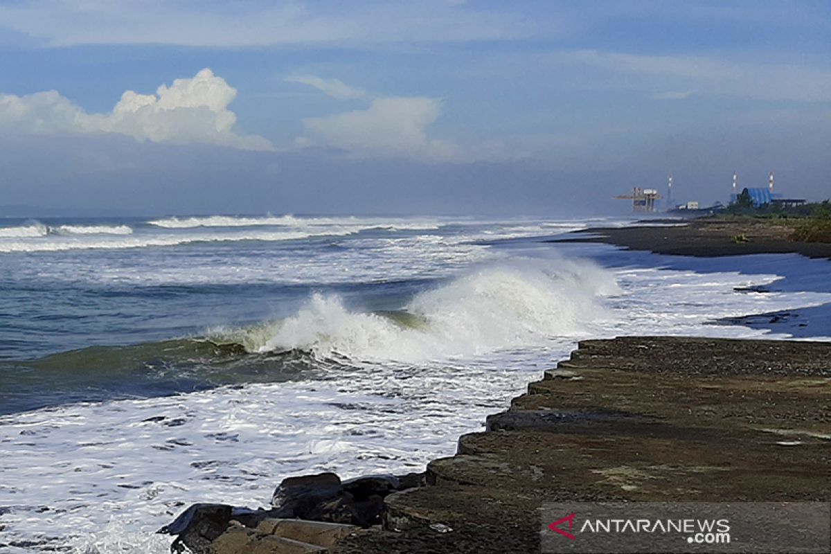 BMKG mengimbau wisatawan waspadai gelombang tinggi di Pantai Selatan Jawa