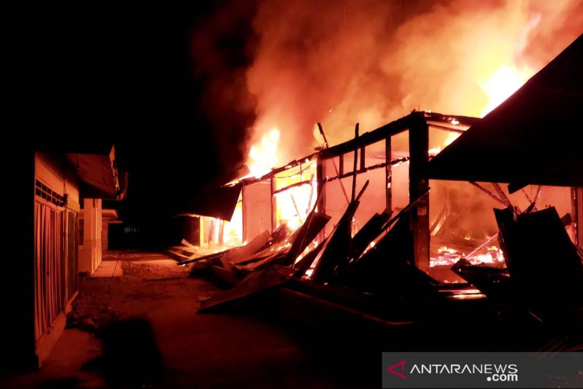 Sebanyak 14 petak kios di Pasar Muaralabuh Solok Selatan terbakar
