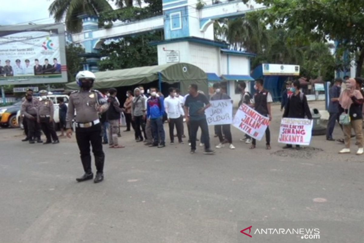 Ketua dan anggota DPRD turun kejalansweeping angkutan semen Conch