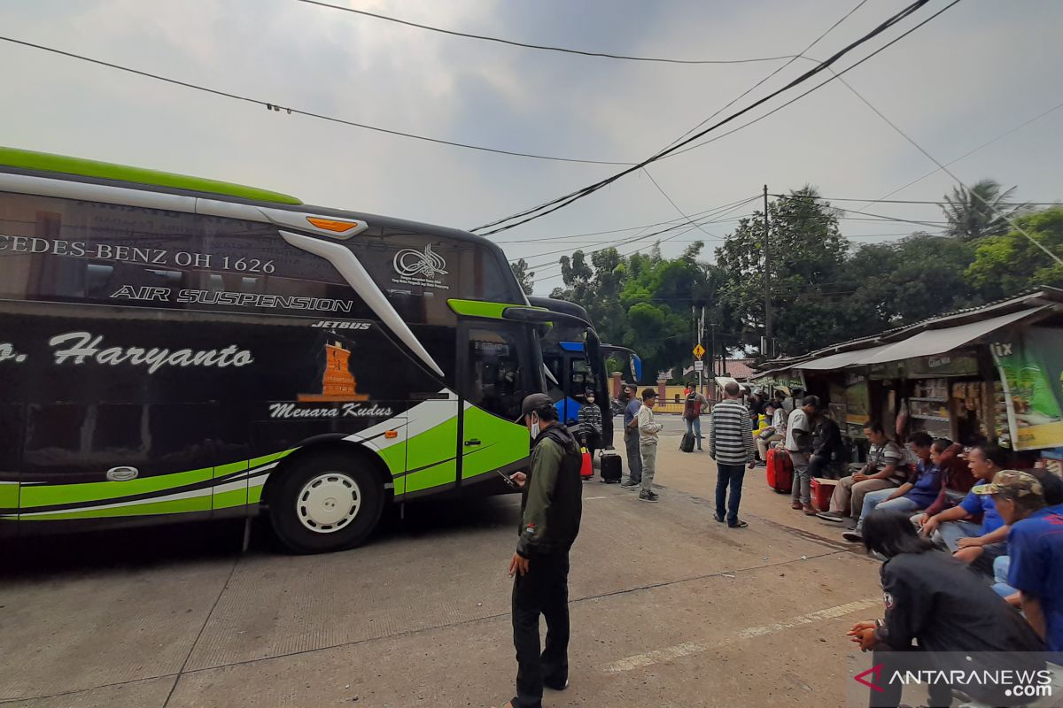 Penumpang bus di Terminal Lebak Bulus menurun setelah PPKM level 3