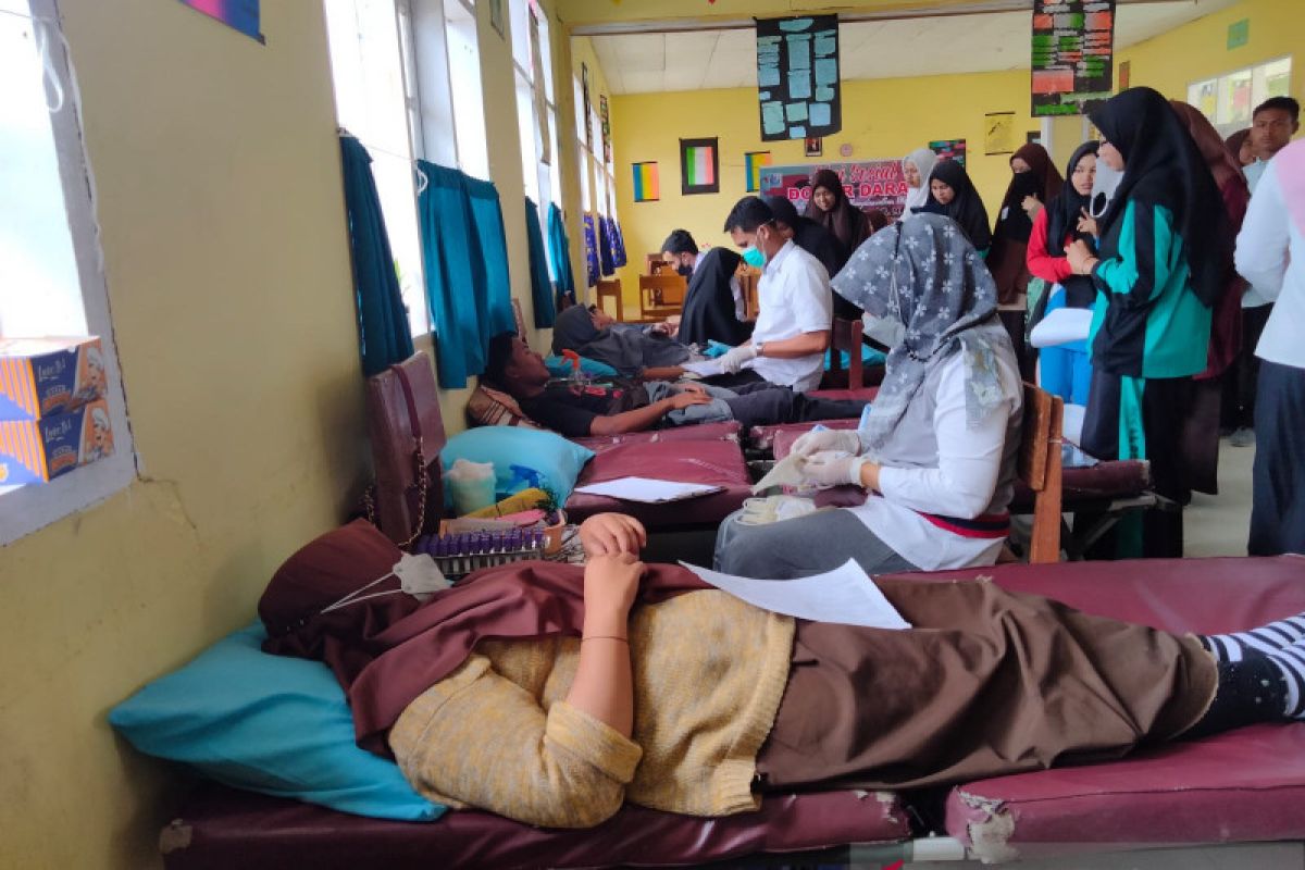 Siswa Pondok Pesantren M Natsir Alahan Panjang adakan donor darah