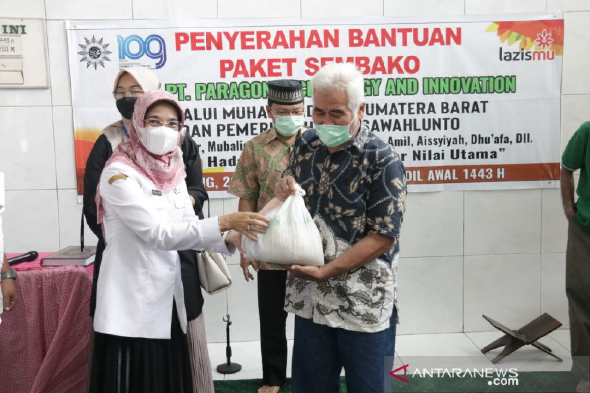PT. Paragon serahkan bantuan 200 paket sembako di Silungkang, Sawahlunto