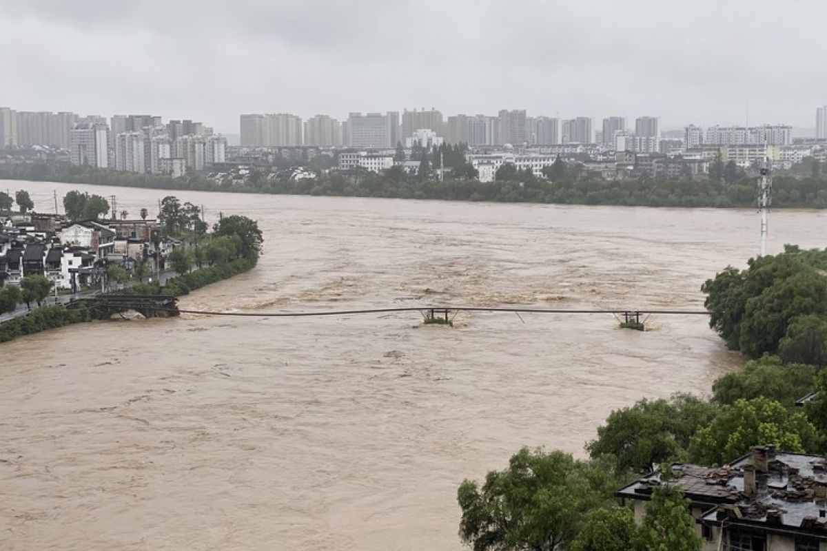 Jembatan kuno yang hancur akibat banjir di China akan dibuka kembali