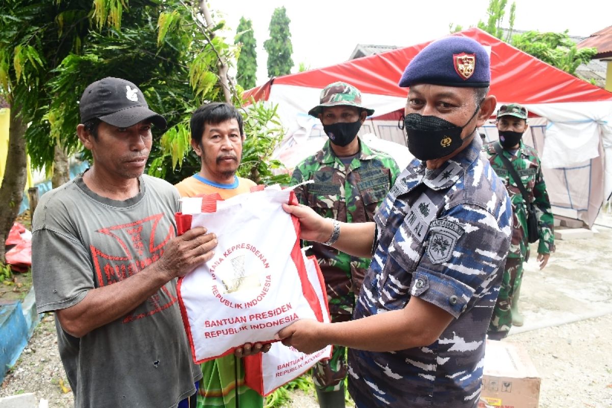 Kapal TNI AL angkut bantuan Presiden untuk korban gempa di Selayar