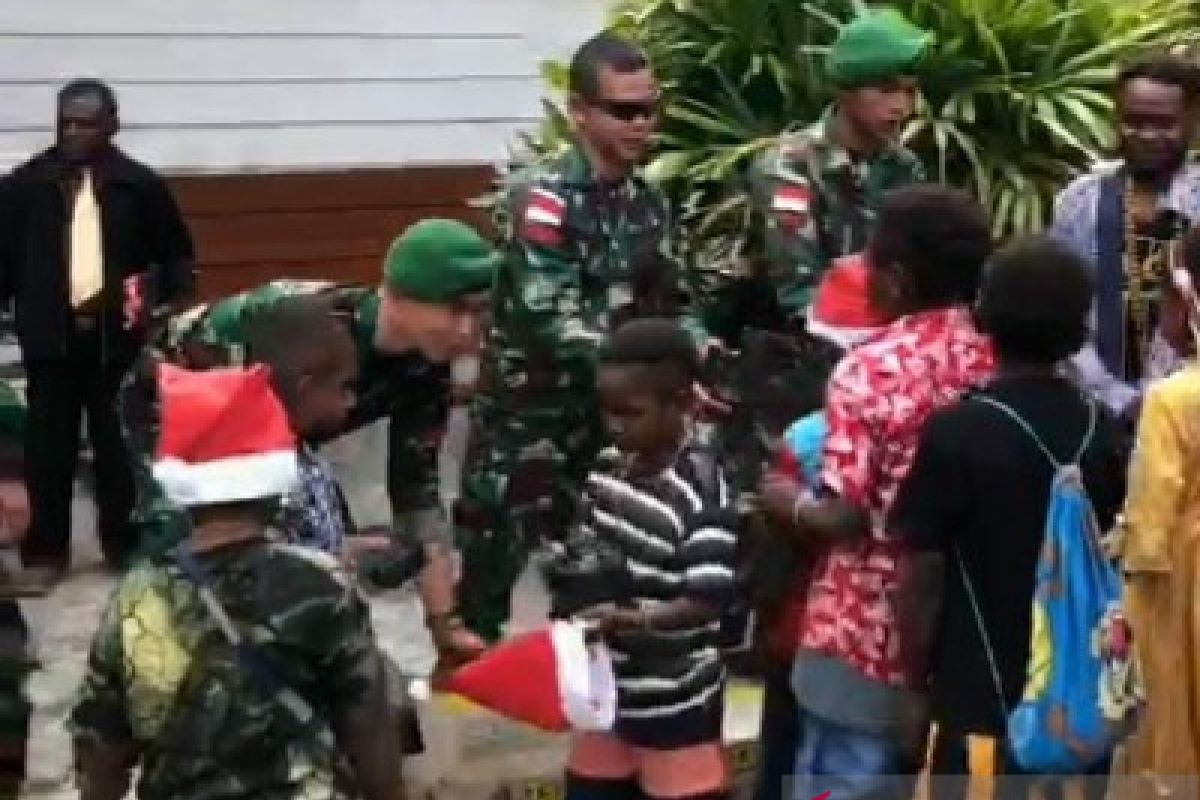 Satgas TNI Yonif 315 bagikan topi sinterklas-baju ke warga kampung Tsinga Mimika