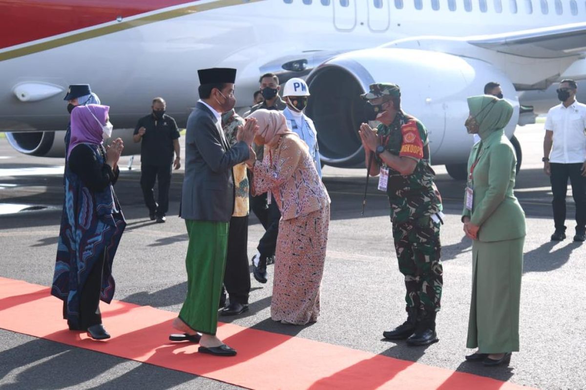 Presiden Jokowi dan Ibu Negara tiba di Lampung untuk resmikan Muktamar NU