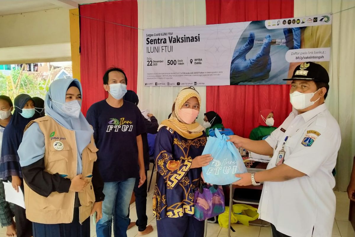 Kolaborasi instansi vaksinasi 500 warga  di RPTRA Dahlia Kramat Jati