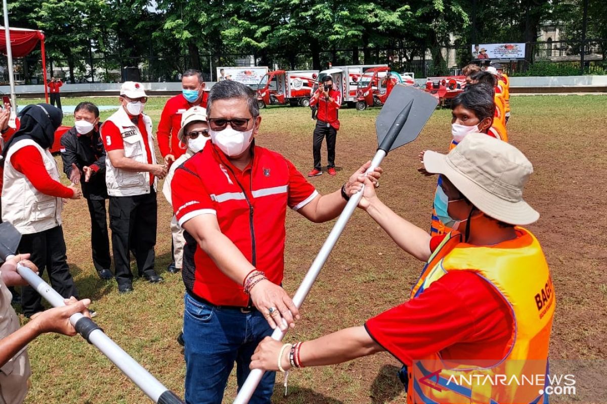 PDIP serahkan perahu karet dan ambulans ke Baguna