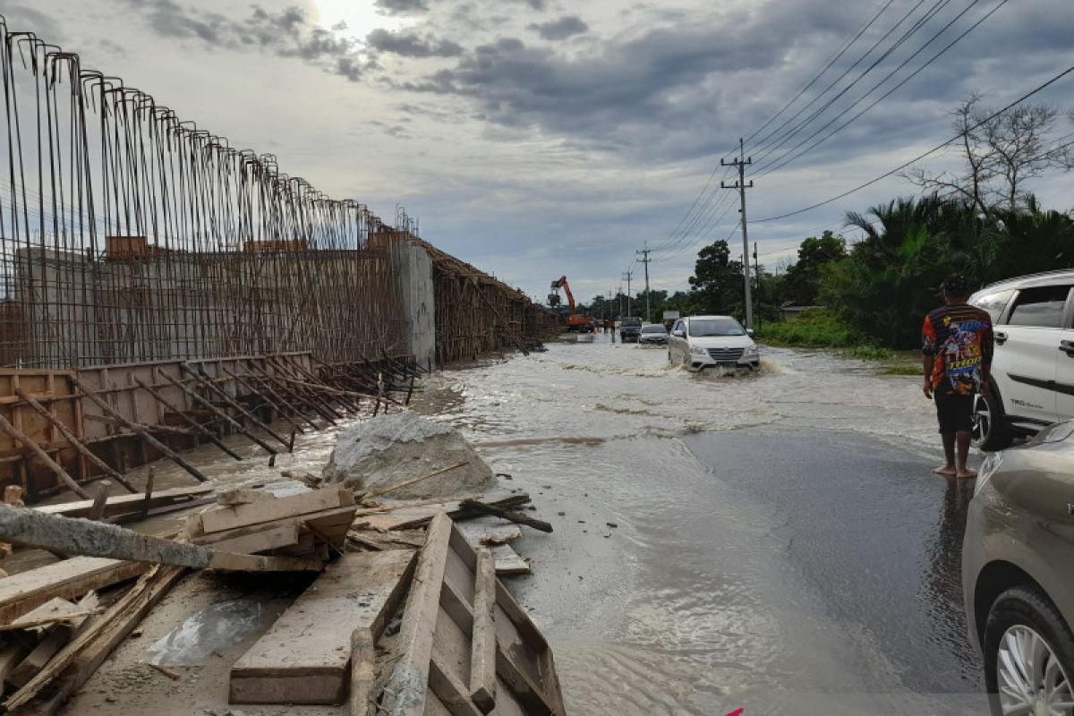 Jalan provinsi di Kabupaten Bangka Tengah terendam banjir