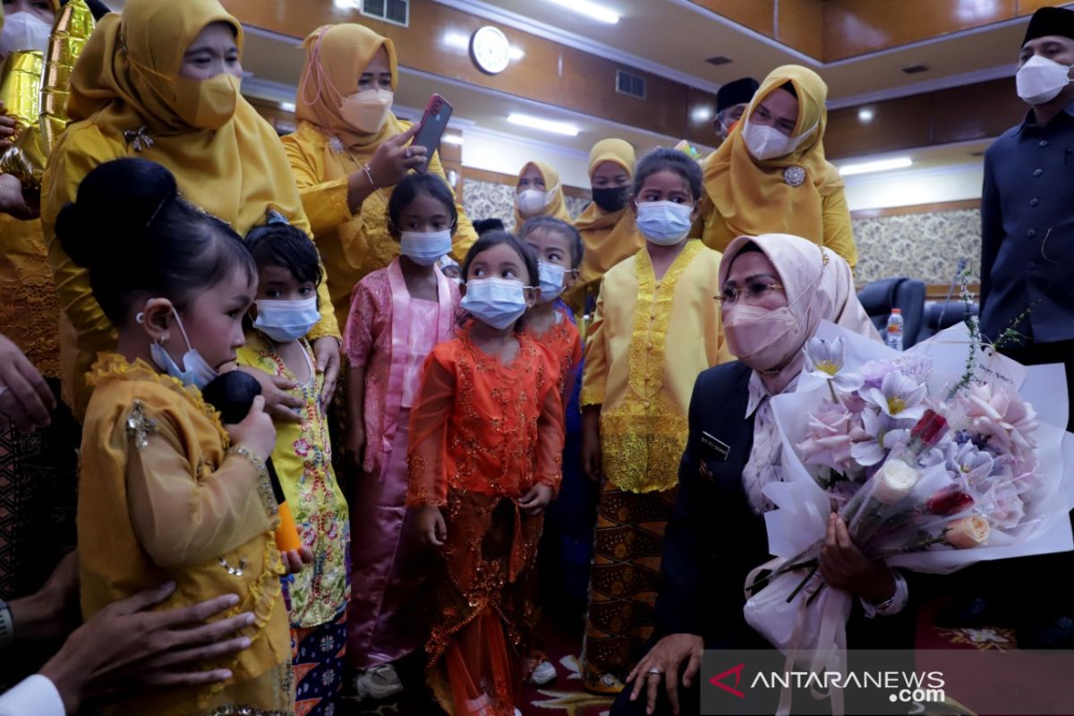 Penuh Tangis Haru, Bupati Serang Dapat Kejutan di Hari Ibu