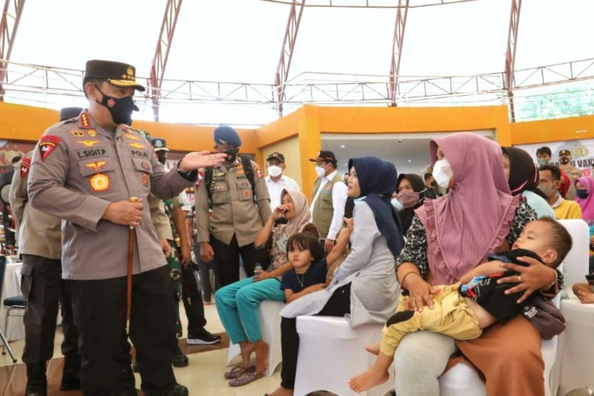 Tinjau vaksinasi Banten, Kapolri tekankan capai target 70 persen akhir tahun