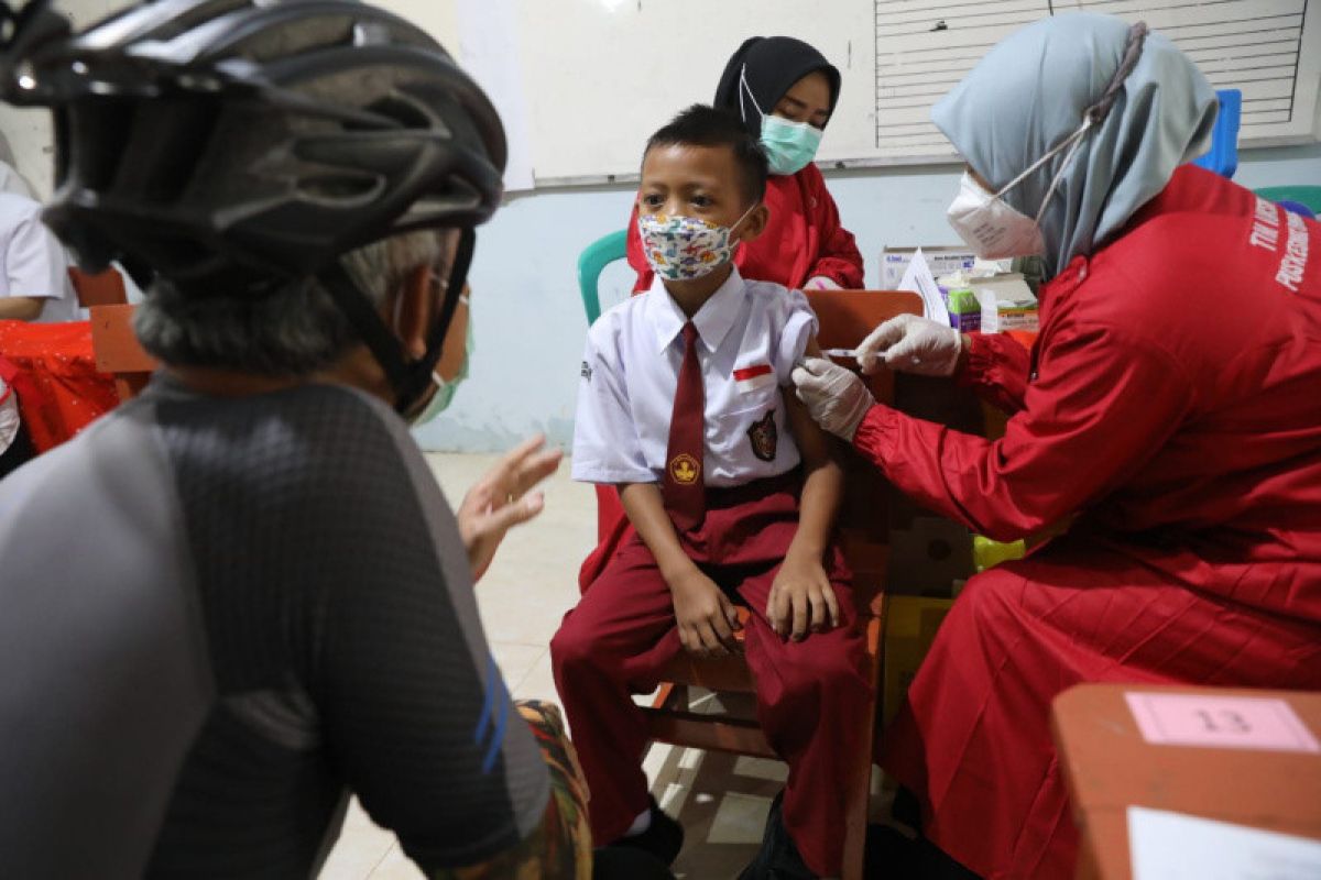 Governor observes COVID-19 child vaccinations in Semarang