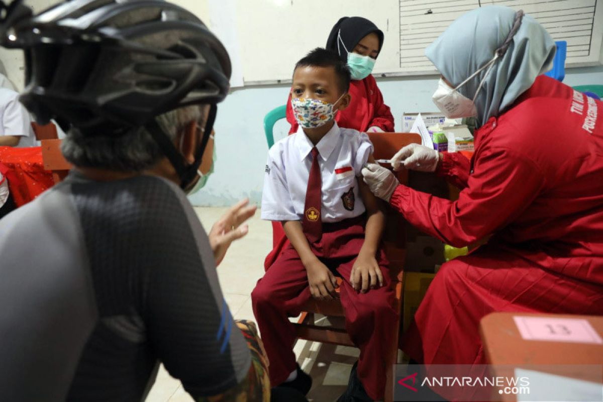 Ganjar cek pelaksanaan vaksinasi COVID-19 anak di Semarang