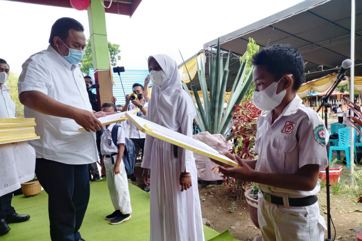 Rachmat Gobel serahkan beasiswa PIP bagi 1.100 siswa di Gorontalo Utara