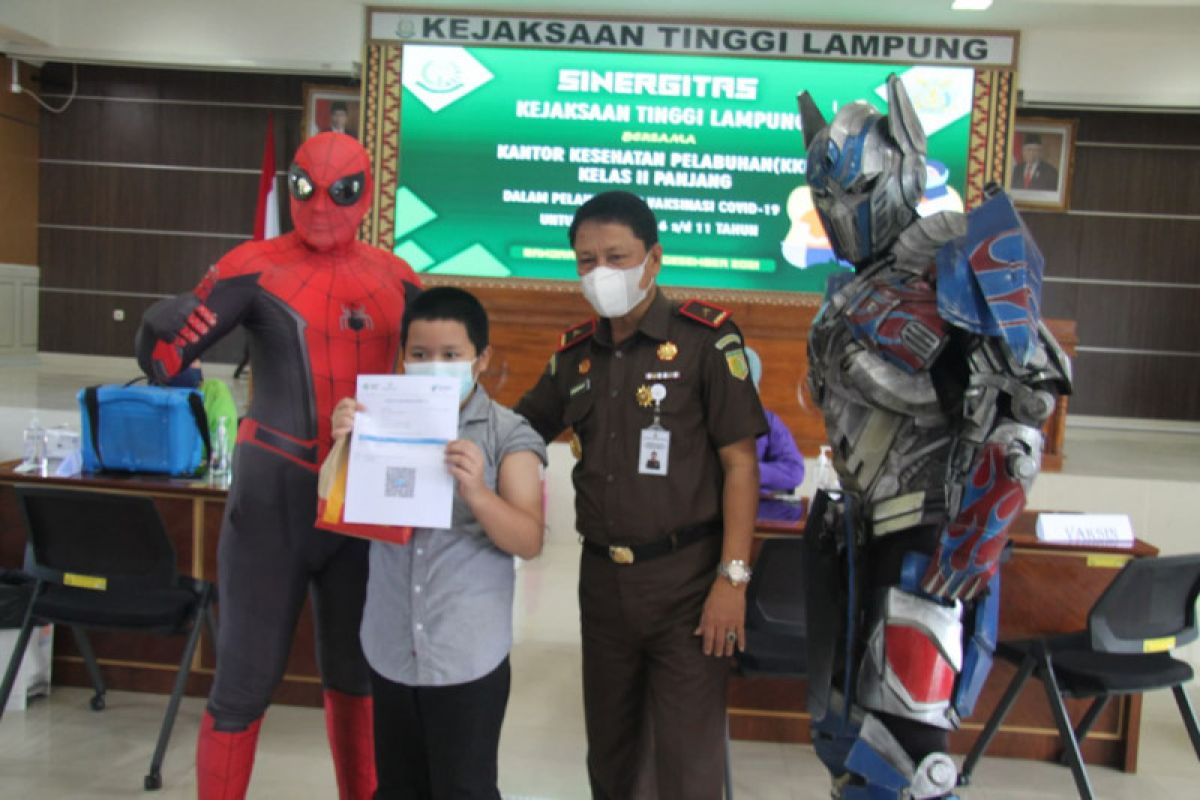 "Spiderman" dan "Robocop Transformer" hibur anak-anak ikut vaksinasi