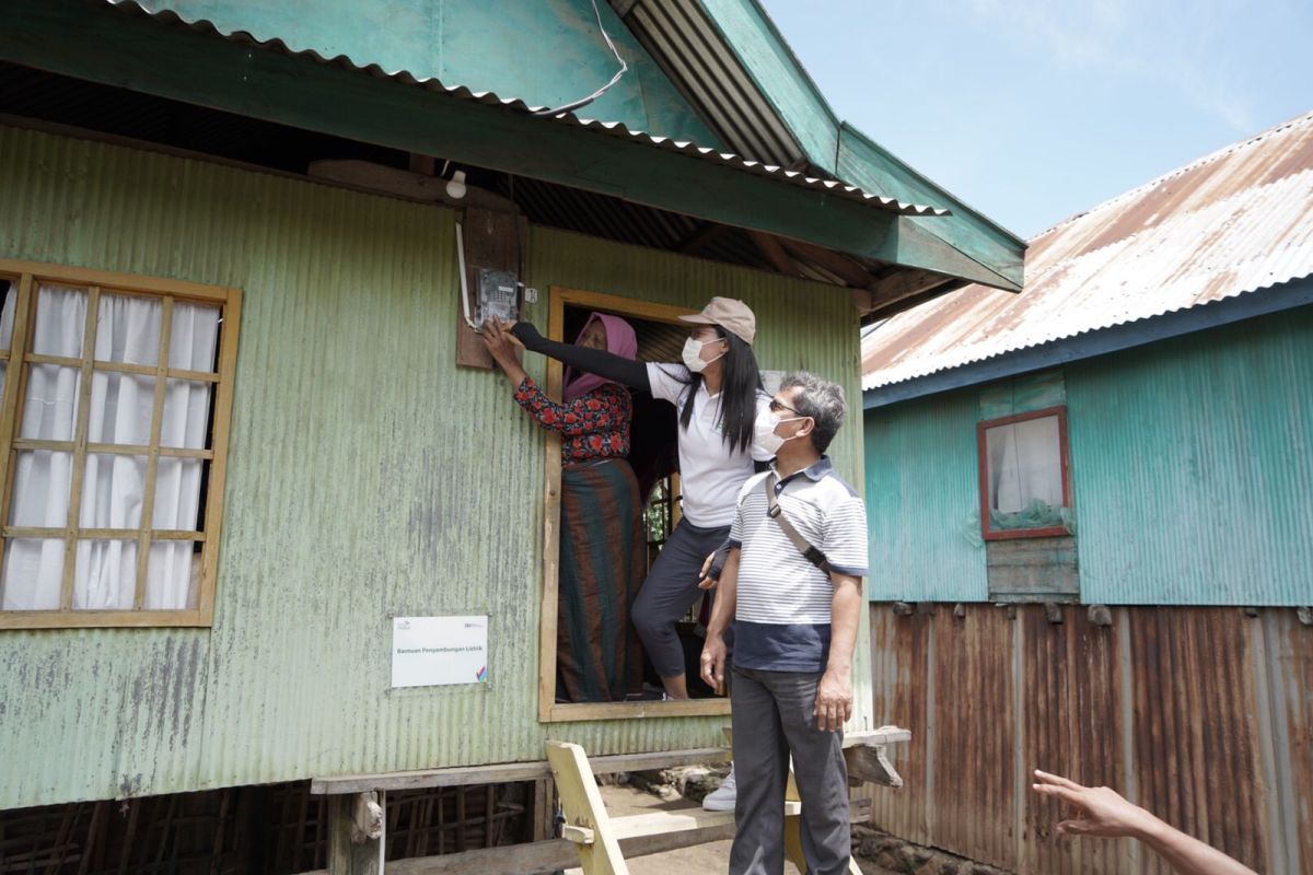 96 rumah KK di Desa Komodo Taman Nasional Komodo dapat aliran listrik