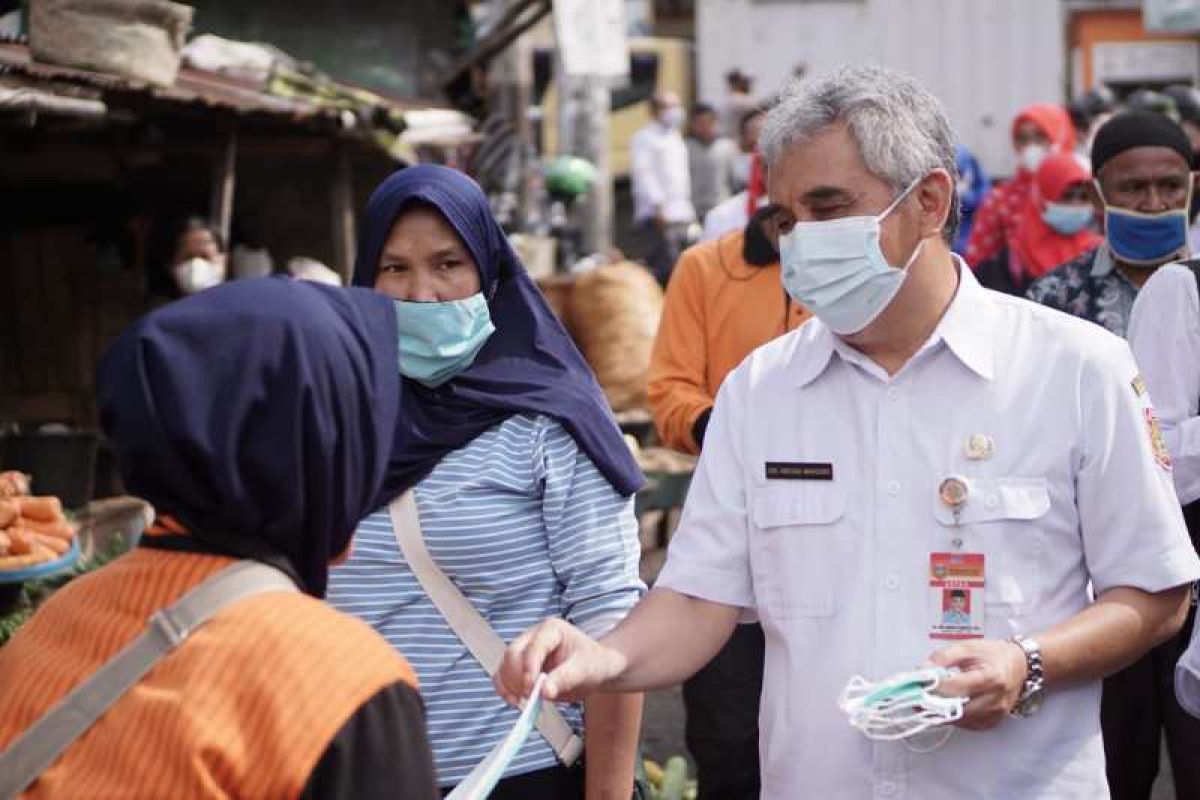 Forkompimda Wonosobo bagikan 250.000 masker gratis dalam peringati Hari Ibu ke-93