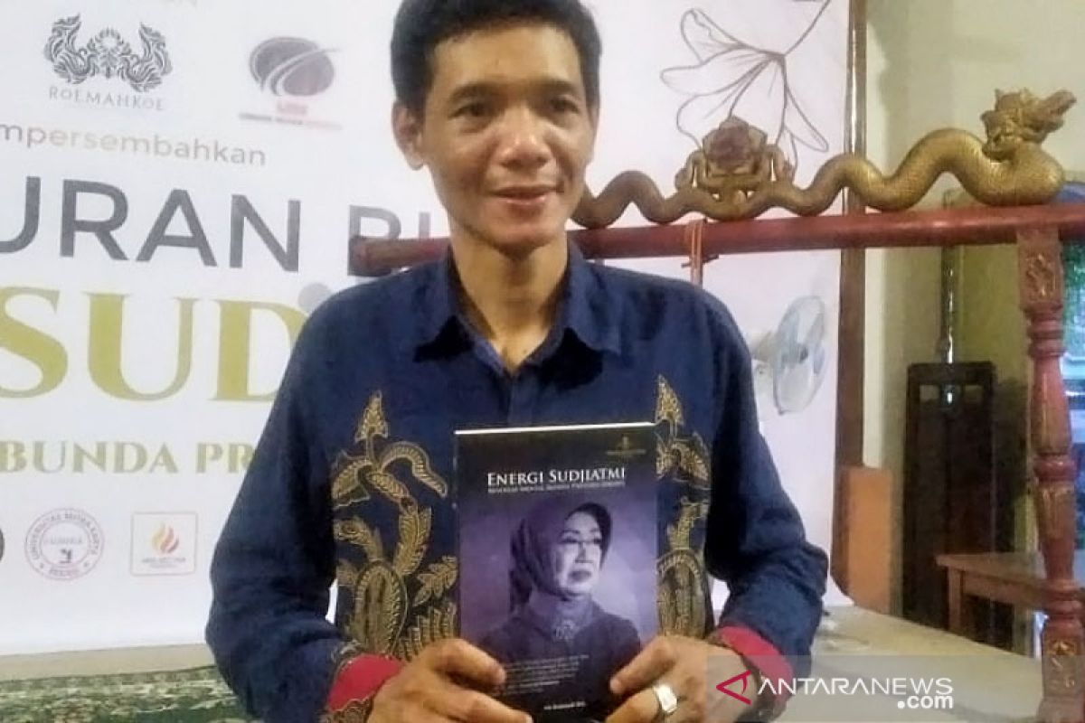 Yayasan Indonesia Sentris luncurkan buku tentang Ibunda Jokowi