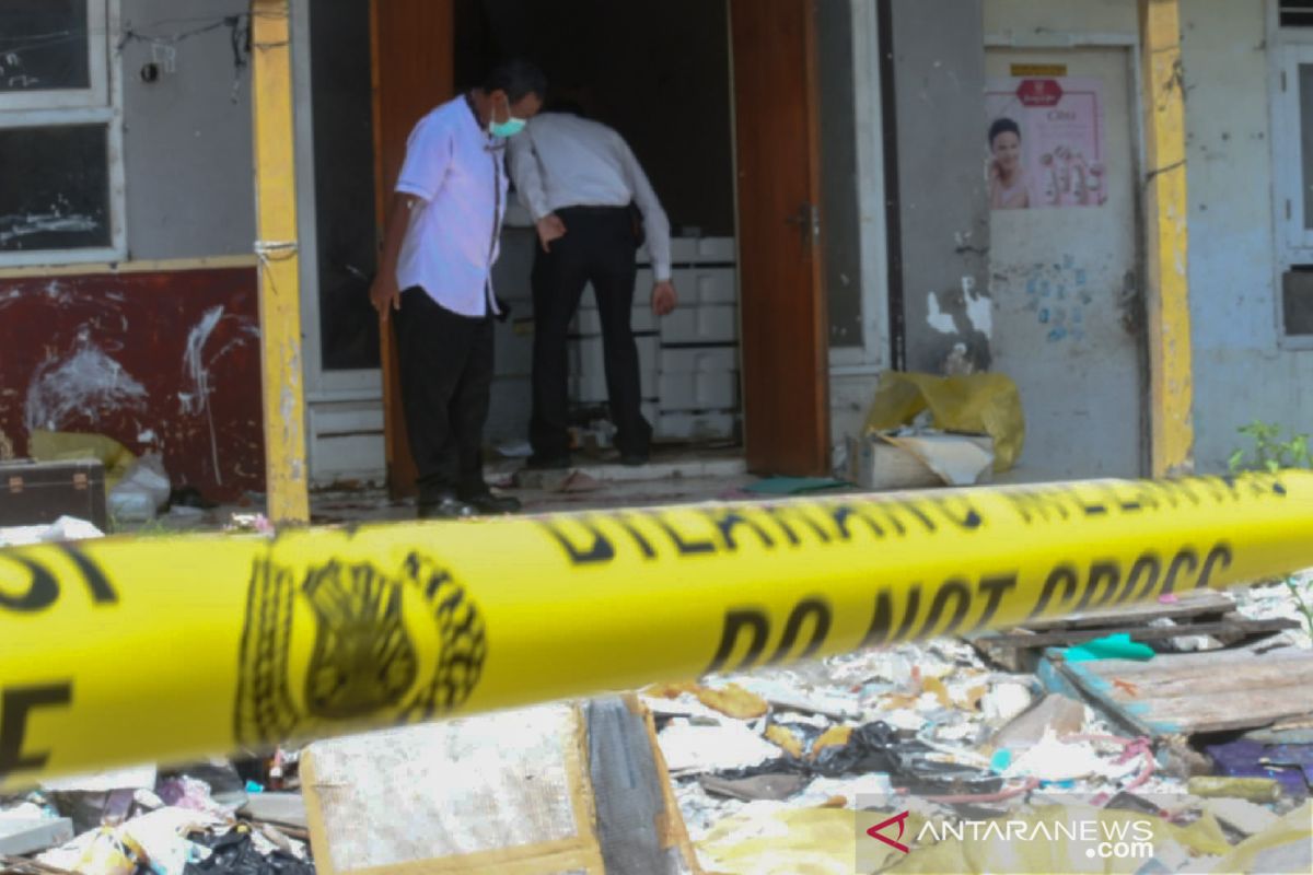 Limbah medis berserakan di bekas Gedung BKMM NTB