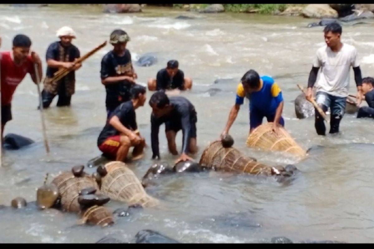 Atraksi Festival 7 sungai jadi daya tarik wisata Desa Cibuluh Subang