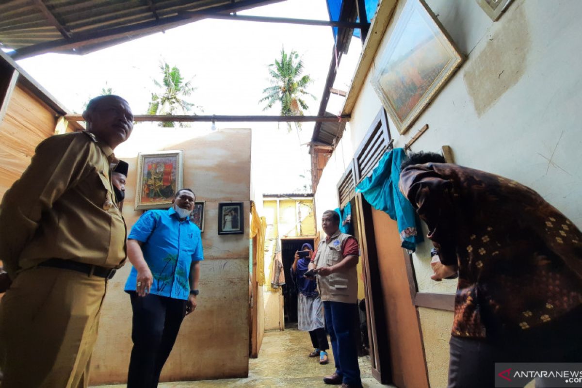 47 unit rumah di Pariaman rusak diterjang angin puting beliung