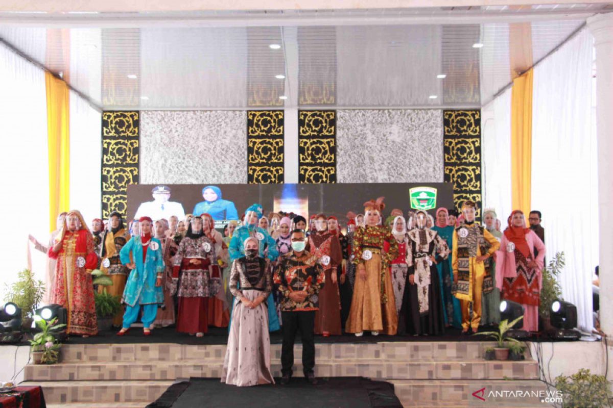 Pemerintah Kabupaten Solok gelar festival fashion dan gala show tenun