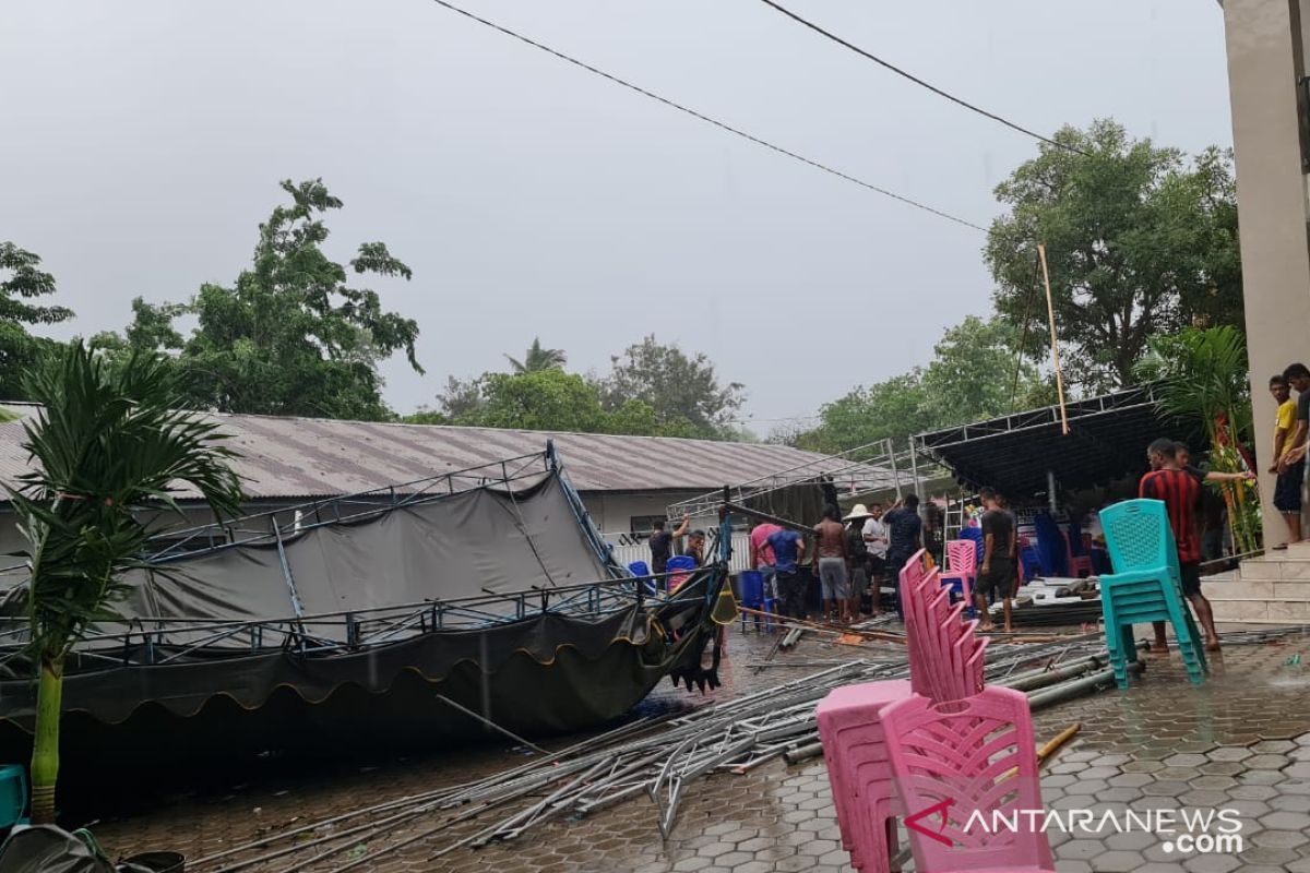 Angin kencang rusak rumah warga di Pulau Adonara