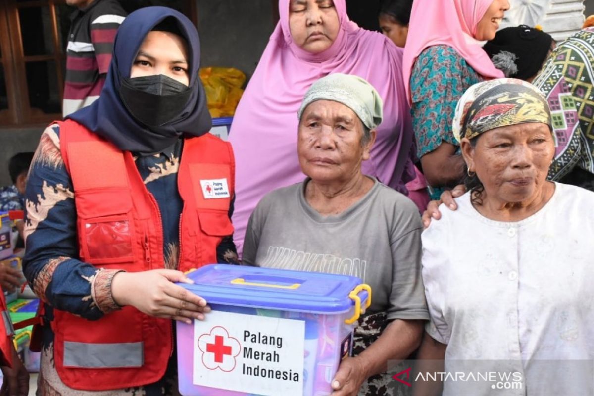PMI Madina salurkan bantuan untuk korban banjir Muara Batang Angkola