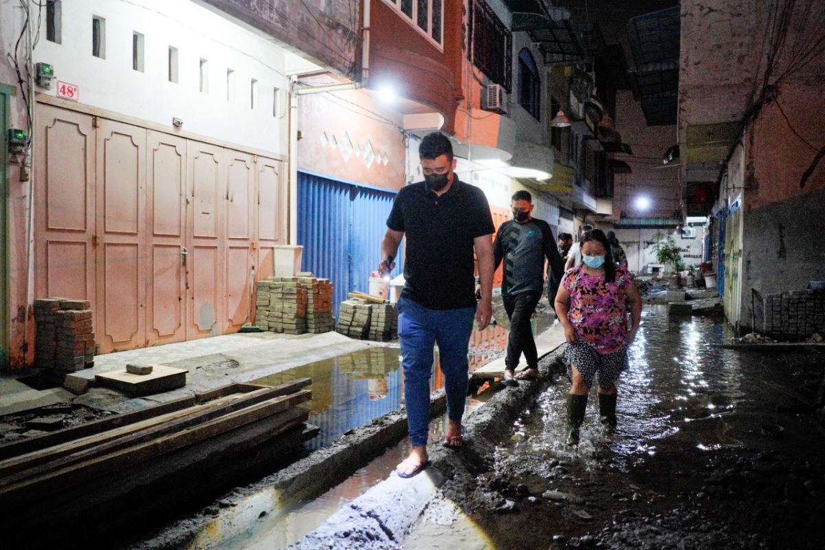 Tengah malam sidak pengerjaan drainase, Bobby geram kinerja Dinas PU