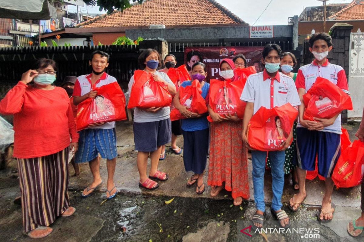 PDIP bagikan 10.000 paket bantuan "beras untuk rakyat" di Jakbar-Jakut