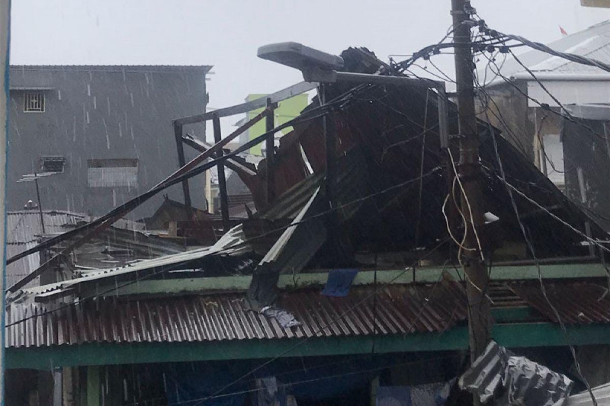 299 rumah rusak akibat puting beliung di Makassar