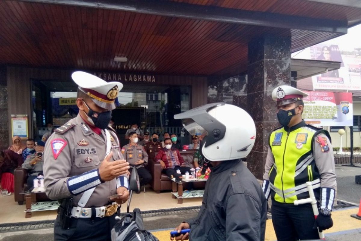 Ingat! Melintasi wilayah hukum Polres Tapsel wajib tunjukkan kartu vaksin, reaktif siap-siap diisolasi