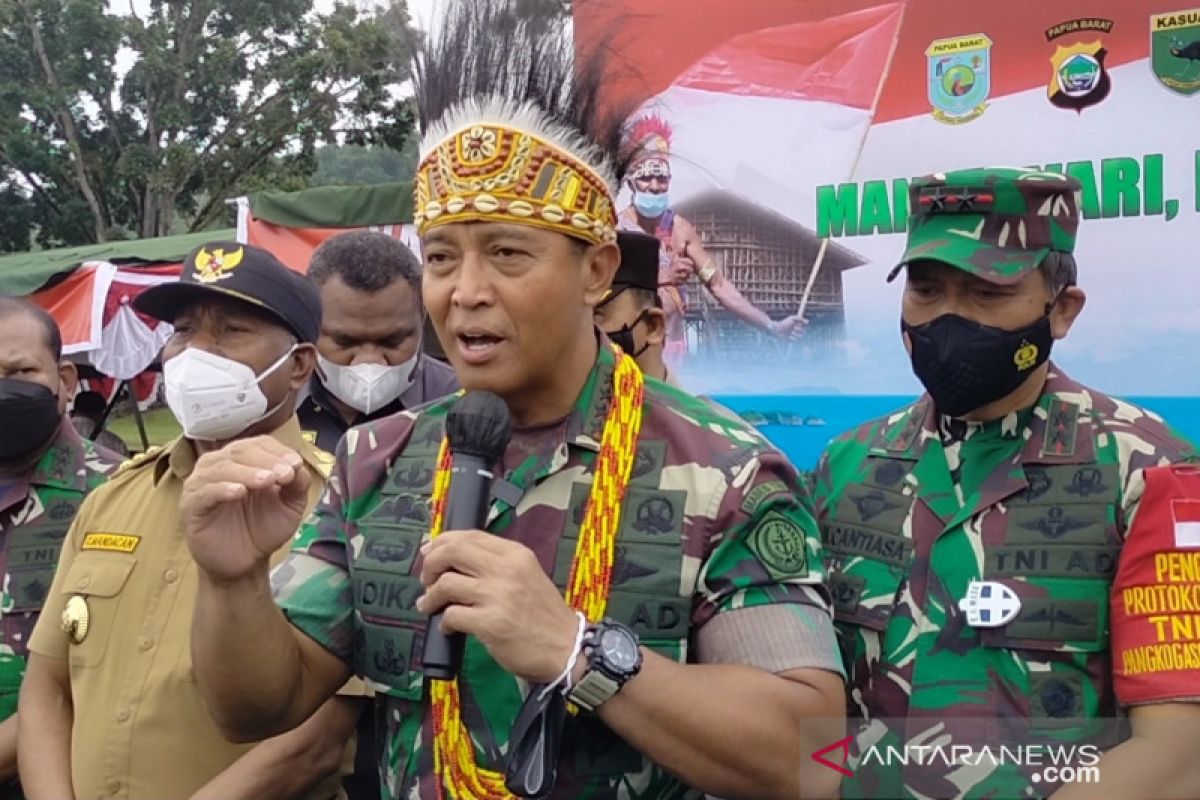 TNI Commander supervises mass vaccination in Manokwari