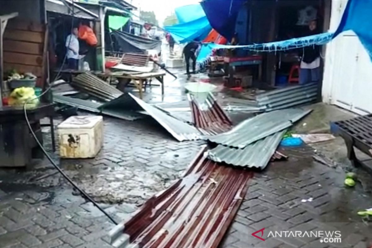 Angin puting beliung terjang Kota Makassar di lima titik terdampak